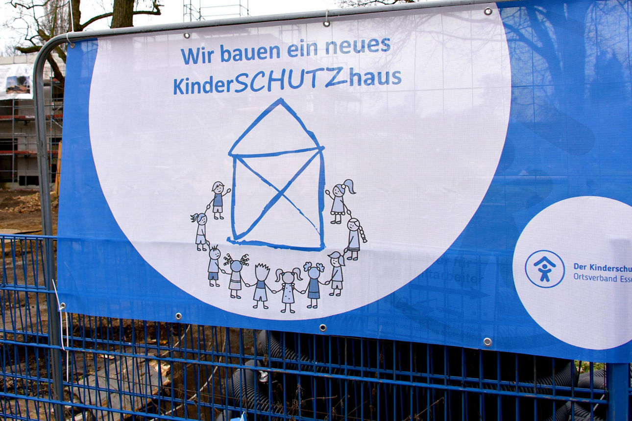 Baustellenbanner des Kinderschutzhauses des Kinderschutbunds Essen
