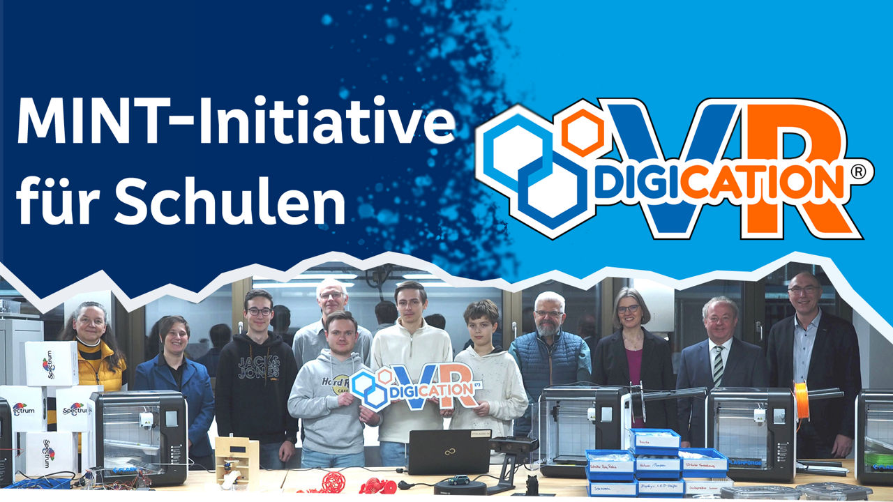 Das VR-DIGICATION Logo neben dem Schriftzug "MINT-Initiative für Schulen" auf blauem Hintergrund
