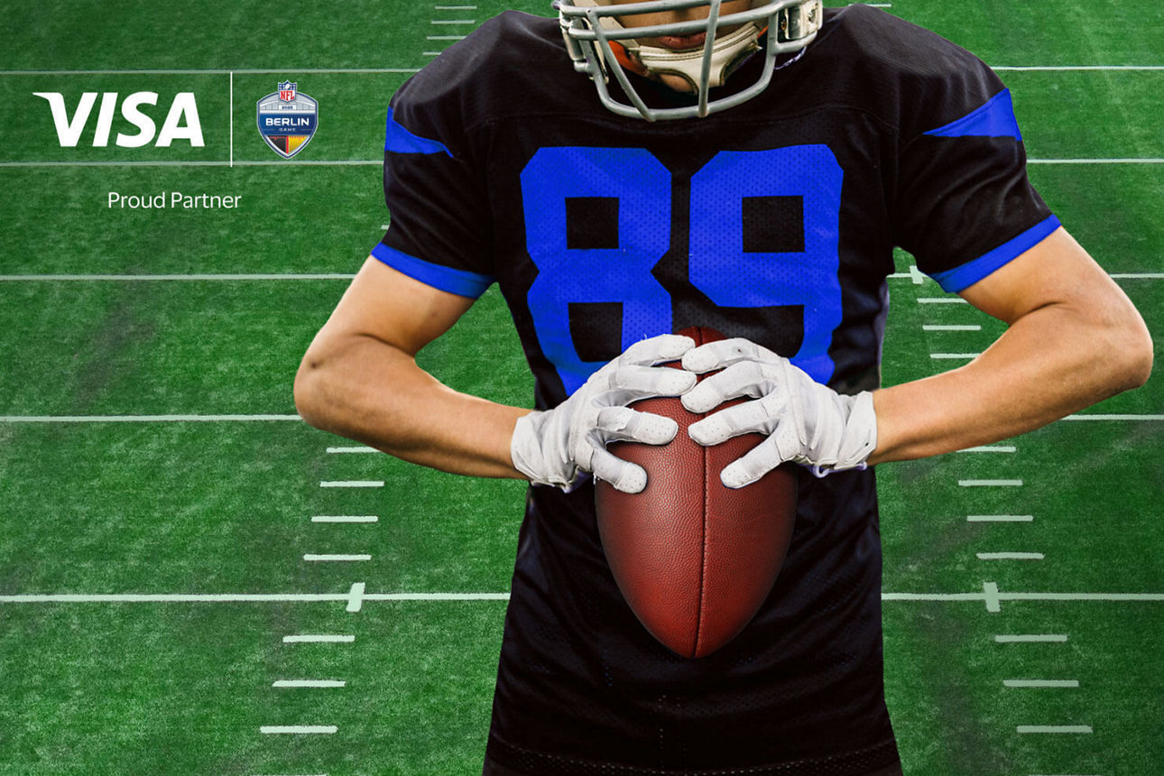 NFL Spieler hält den Football