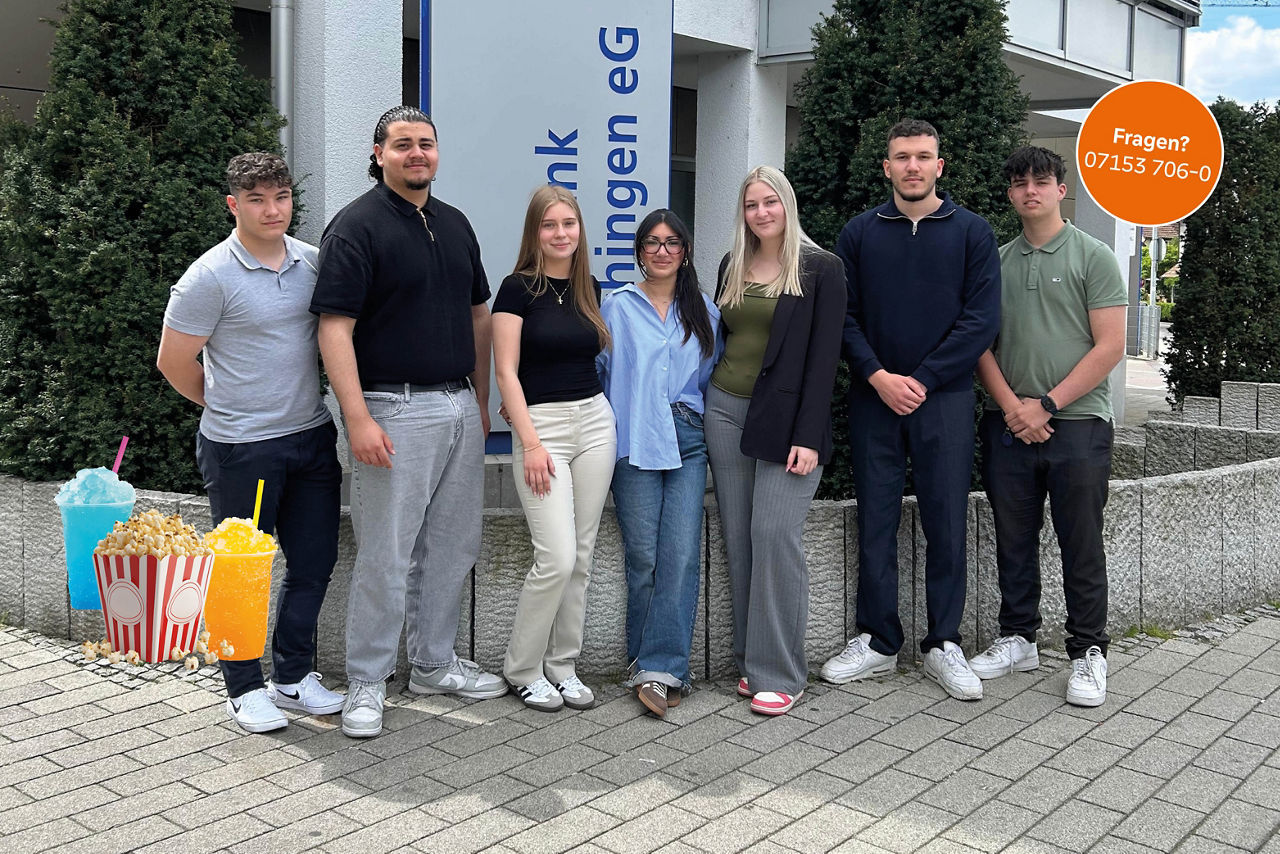 Die Auszubildenden stehen vor der Filiale der Volksbank Plochingen. Links unten sind Popcorn und Slush abgebildet.