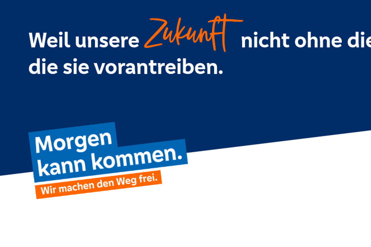 Blau-Weißer Banner mit der Überschrift "Weil unsere Zukunft nicht ohne die entsteht, die sie vorantreiben." Links darunter der Slogan "Morgen kann kommen, wir machen den Weg frei"