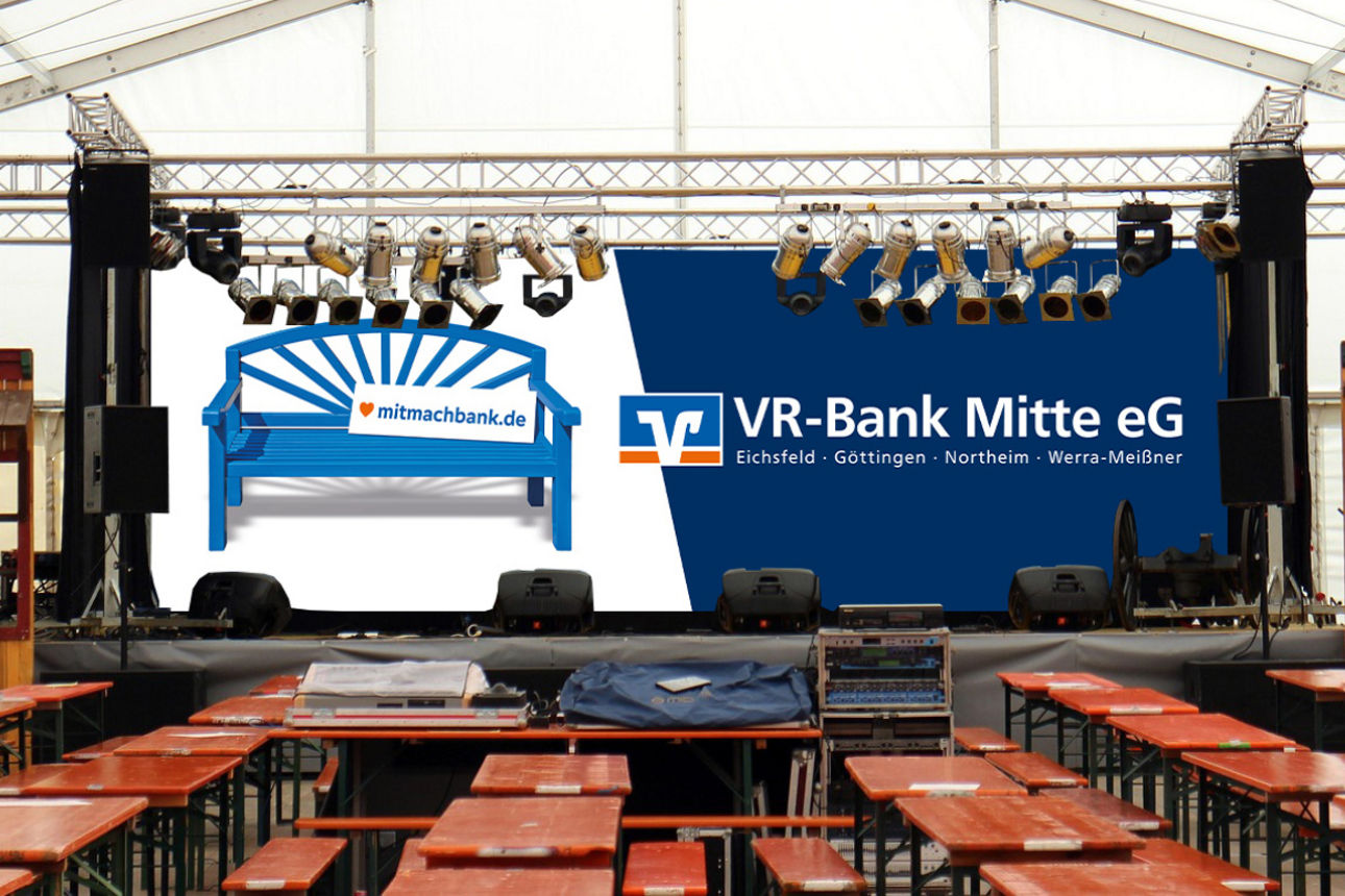 Banner der VR-Bank Mitte in einem Festzelt