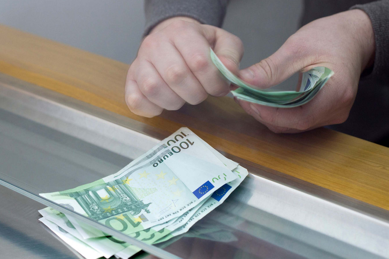 Bargeldeinzahlung am Schalter