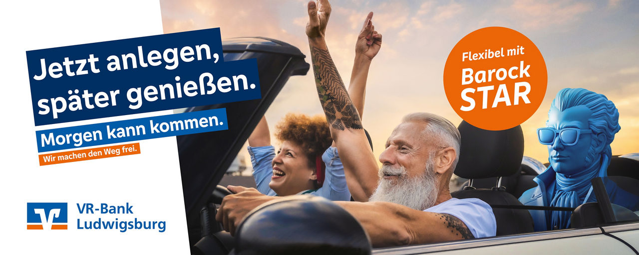 Mann mit Frau und BarockStar im Cabrio