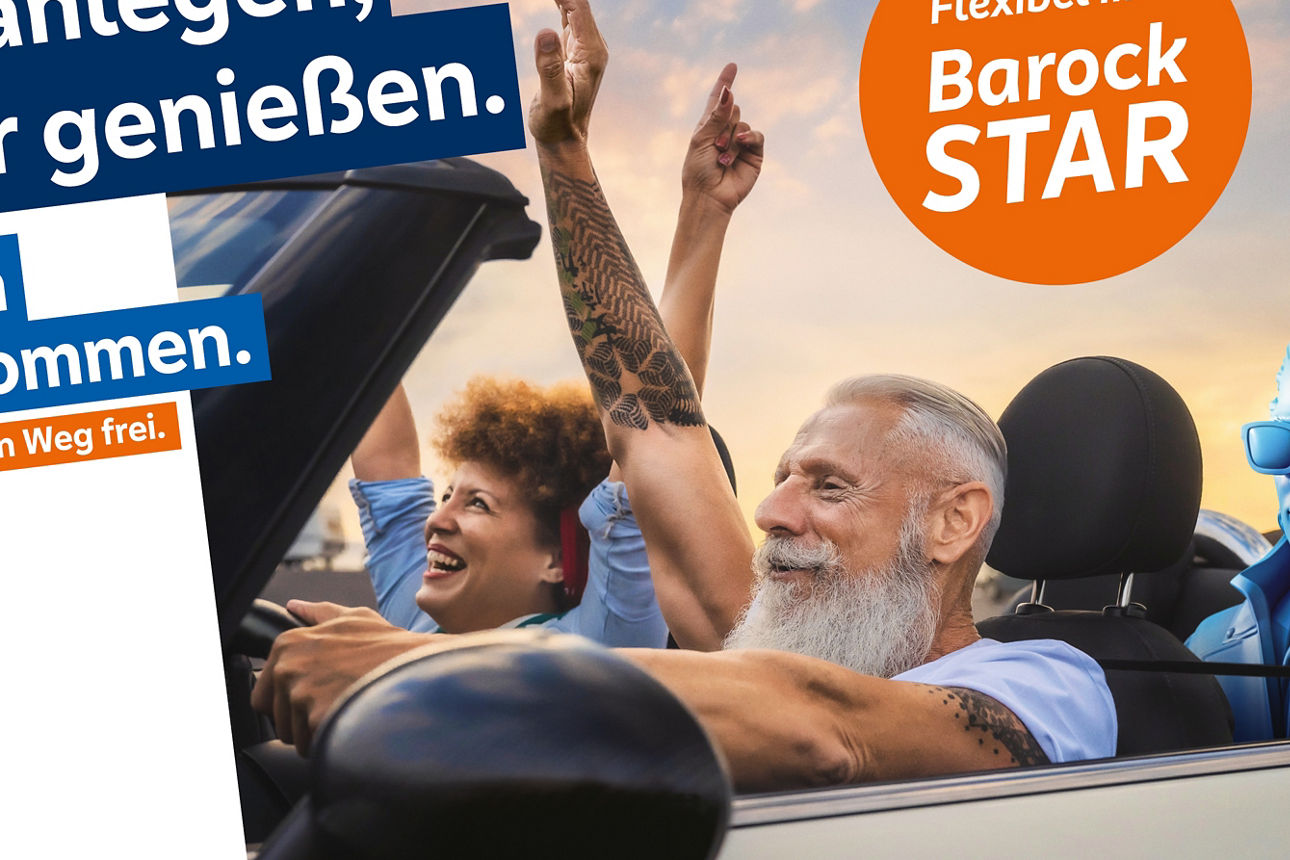 Mann mit Frau und BarockStar im Cabrio