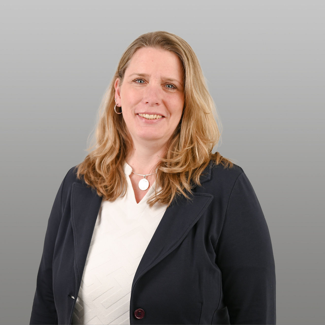 Vertriebsreferentin Verena Bartel vor grauen Hintergrund