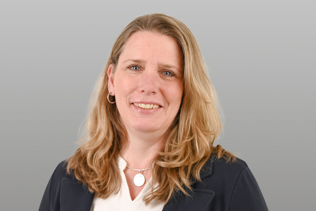 Vertriebsreferentin Verena Bartel vor grauen Hintergrund