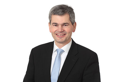 Freundlich lächelnder Mann im Anzug, unser Individualkundenberater Andreas Barth
