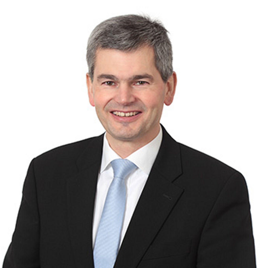 Freundlich lächelnder Mann im Anzug, unser Individualkundenberater Andreas Barth