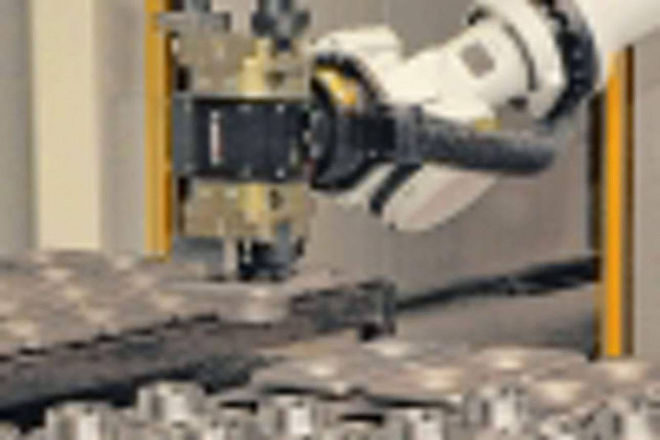 Blick auf den Roboterarm einer Maschine bei der Bearbeitung von Bauteilen