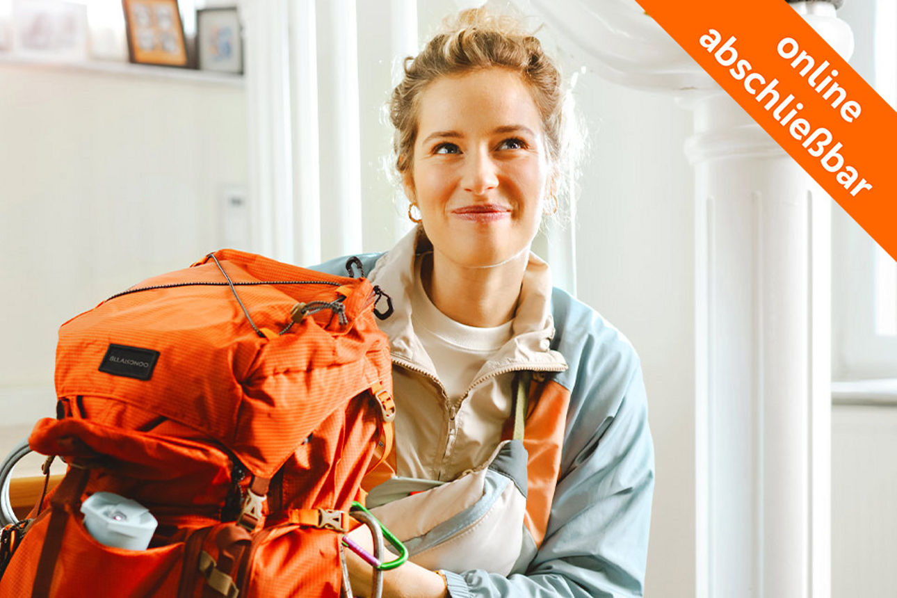 Junge Frau mit Backpacking-Rucksackck