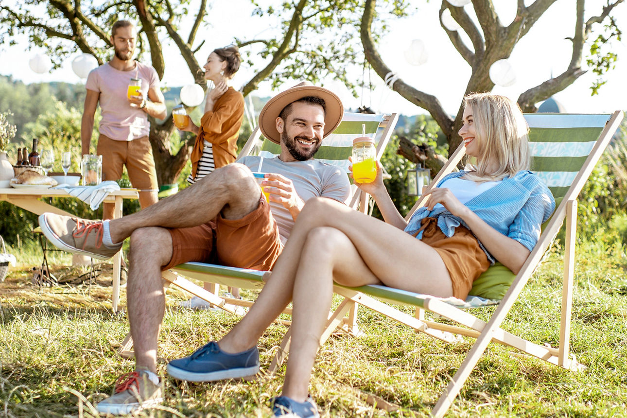 Menschen zusammen in der Sonne beim Picknick