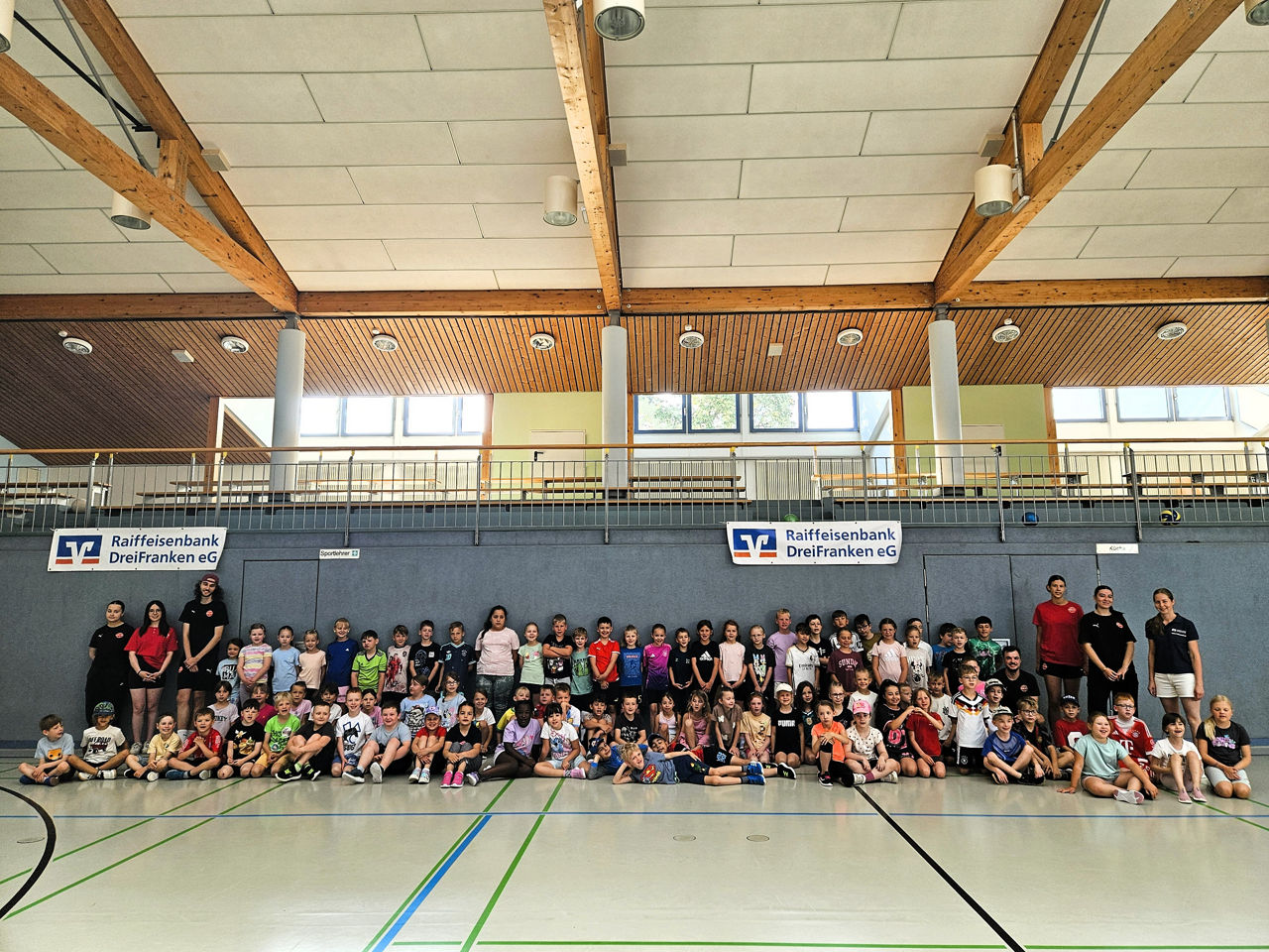 Schülerinnen und Schüler der dritten und vierten Klasse