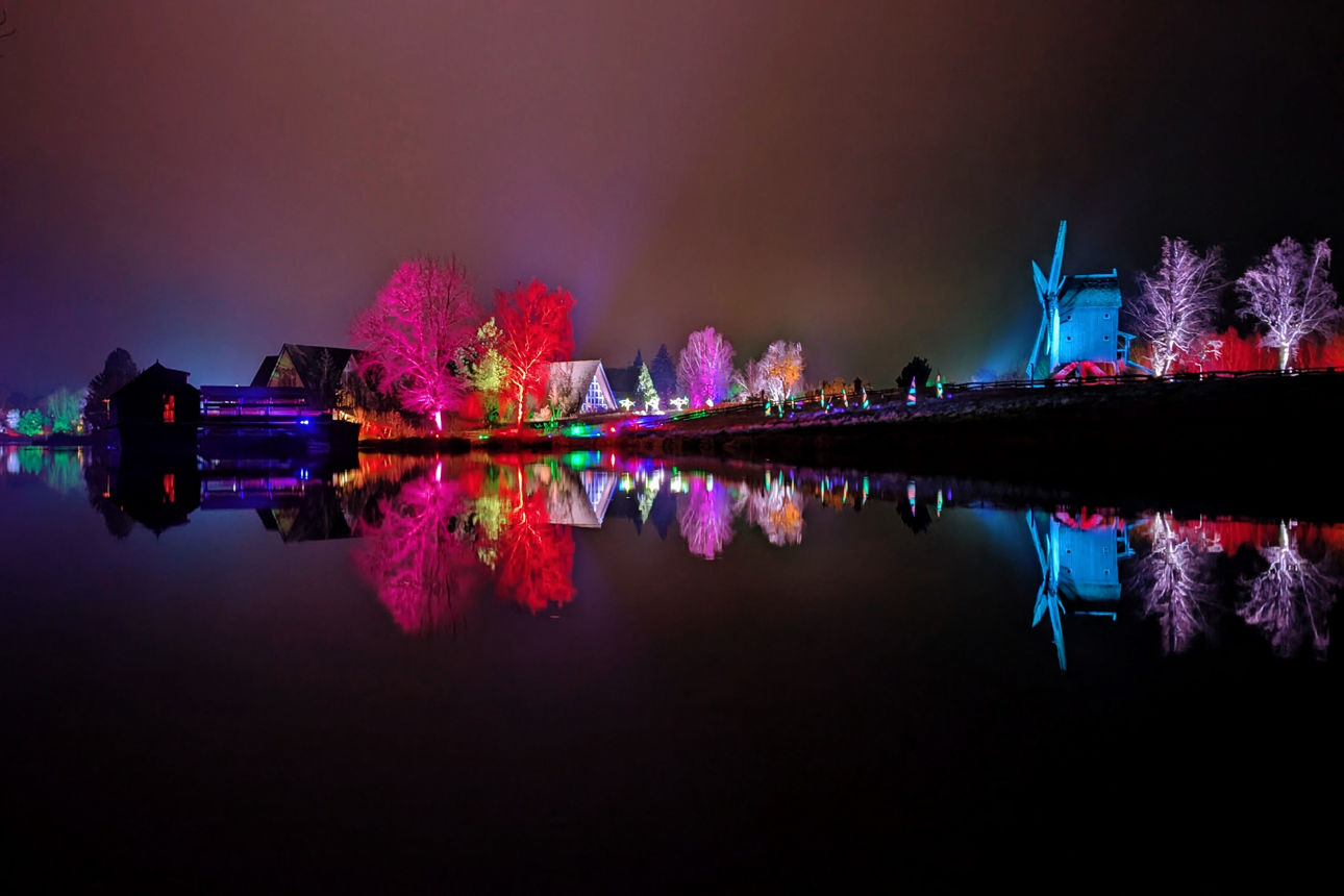 Farbig beleuchtetes Mühlenmuseum in Gifhorn