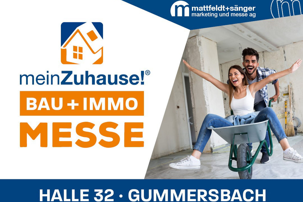 Ein glückliches Paar feiert in einem Rohbau, die Frau sitzt in einer Schubkarre, die der Mann schiebt. Rechts im Bild sind die Logos "meinZuhause! BAU + IMMO MESSE" und "mattfeldt+sänger marketing und messe ag" zu sehen, darunter der Text "HALLE 32 • GUMMERSBACH"