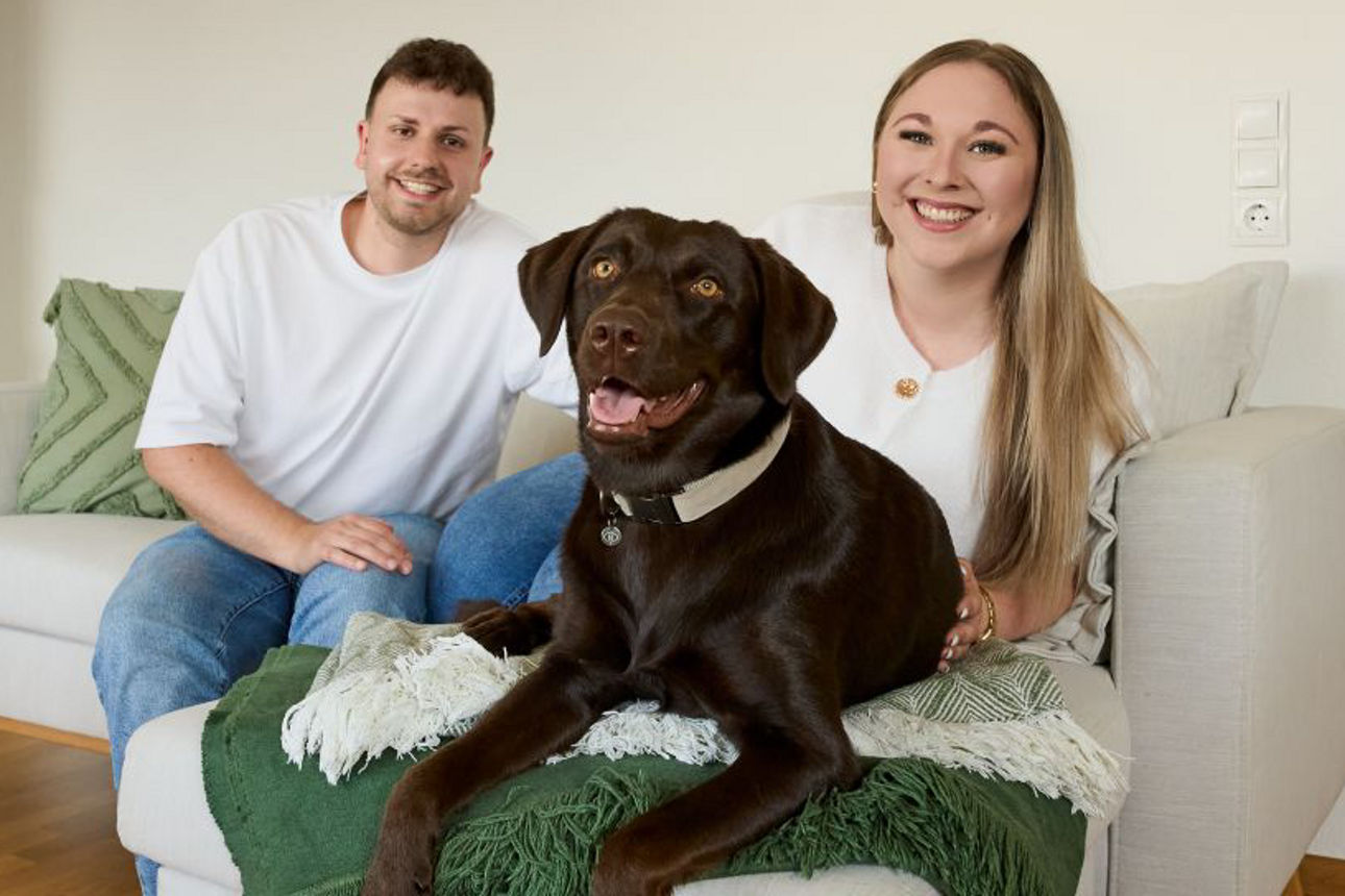 Pärchen mit Hund auf Couch