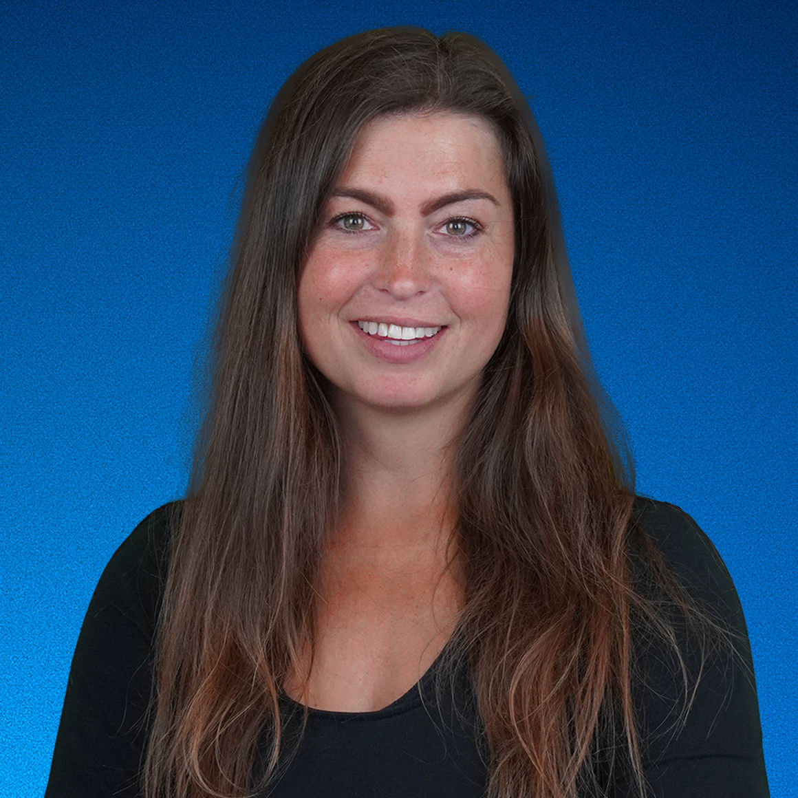 Bild von Maria Bauer mit blauen Hintergrund.