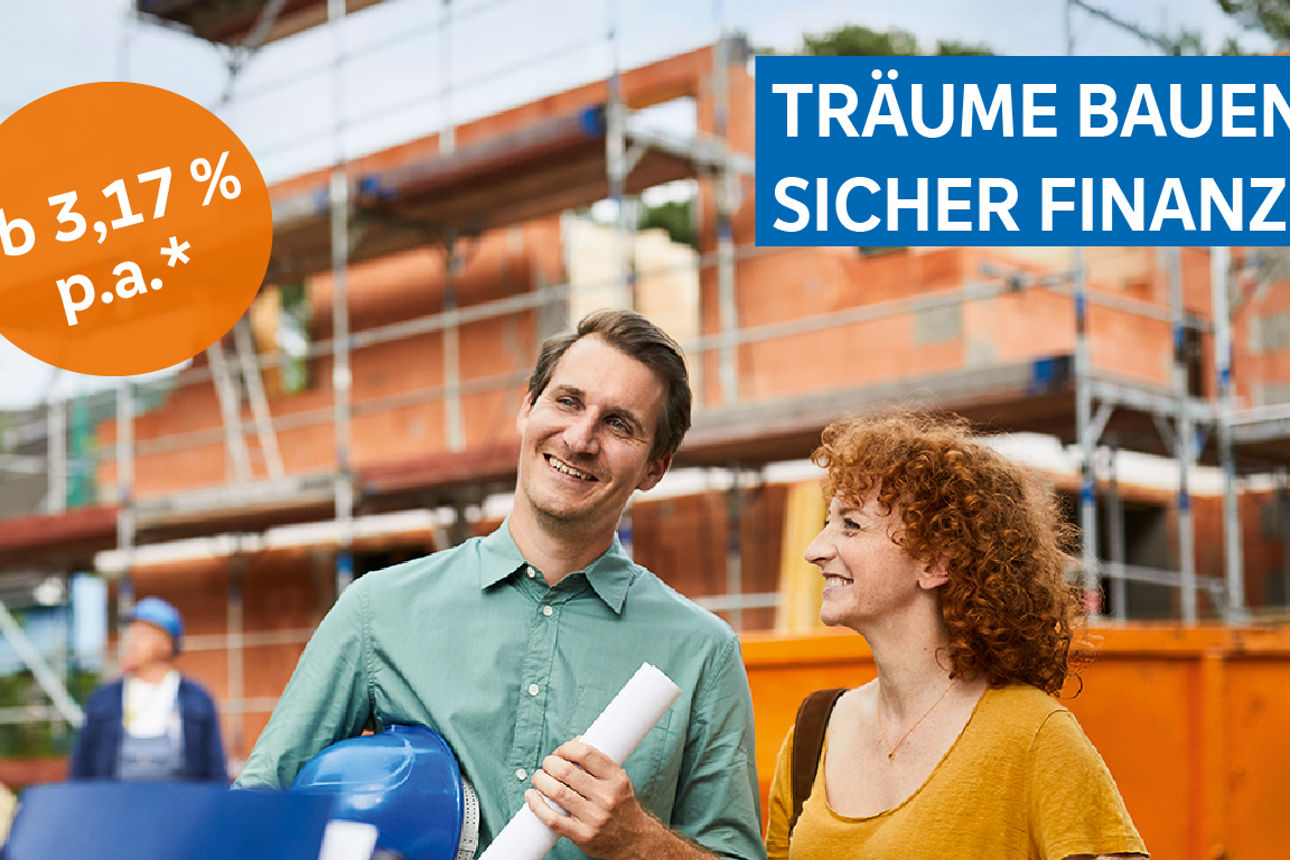 Man und Frau, stehen mit einer weiteren frau vor einem Haus was eingerüstet ist, im Hintergrund sieht man einen Bauarbeiter 