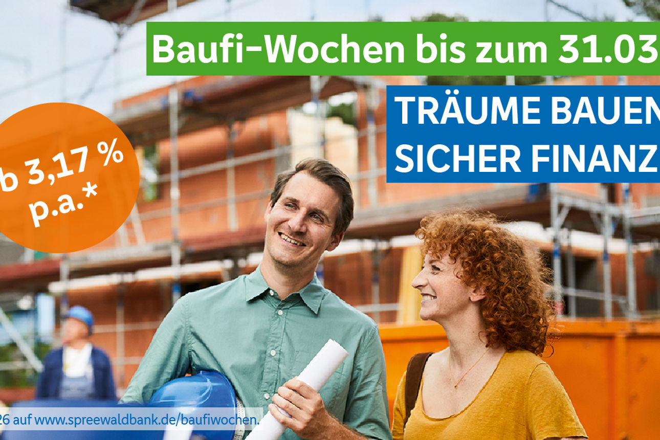 Man und Frau, stehen mit einer weiteren frau vor einem Haus was eingerüstet ist, im Hintergrund sieht man einen Bauarbeiter m