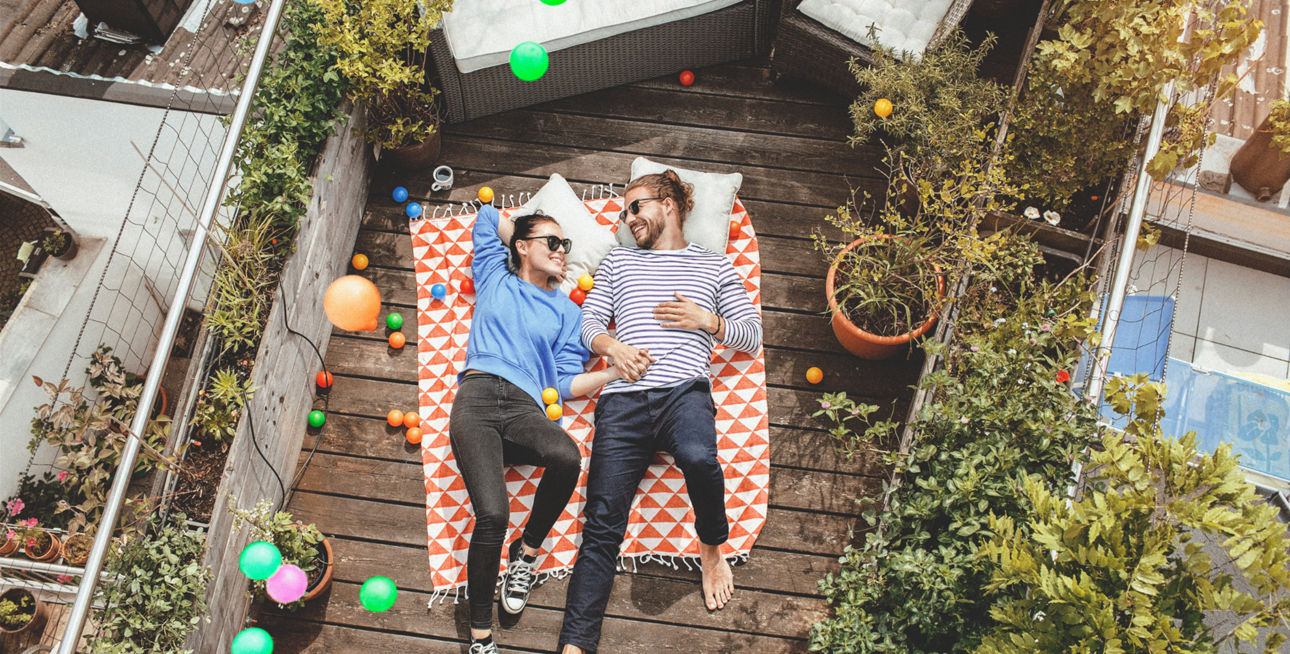 Pärchen auf Dachterrasse
