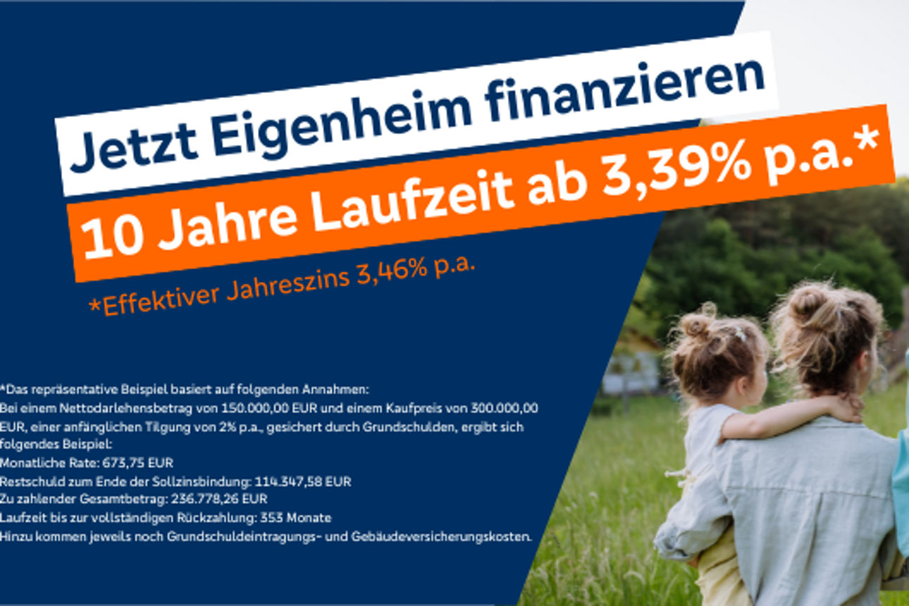 Familie steht vor dem Haus