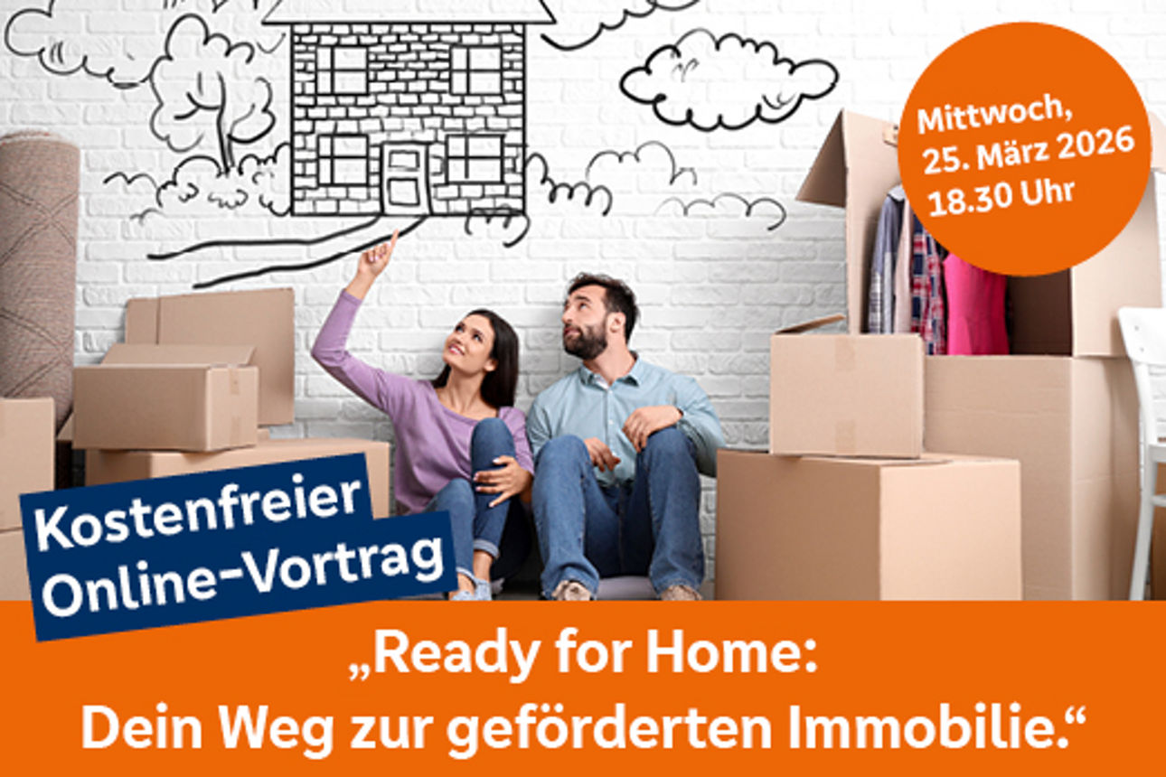 Eine Frau und ein Mann sitzen zwischen Umzugskartons und träumen von einem eigenen Haus