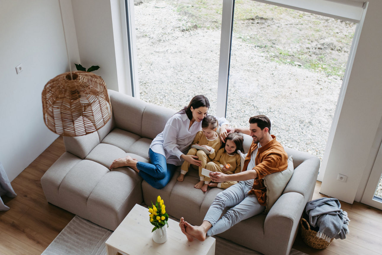 Vierküpfige Familie sitzt auf einem Sofa
