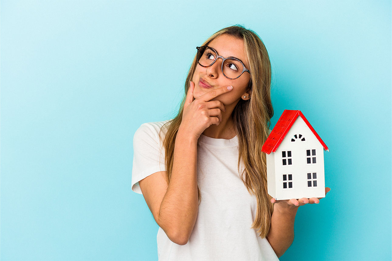 Baufinanzierung Dame überlegt kaufen oder bauen?