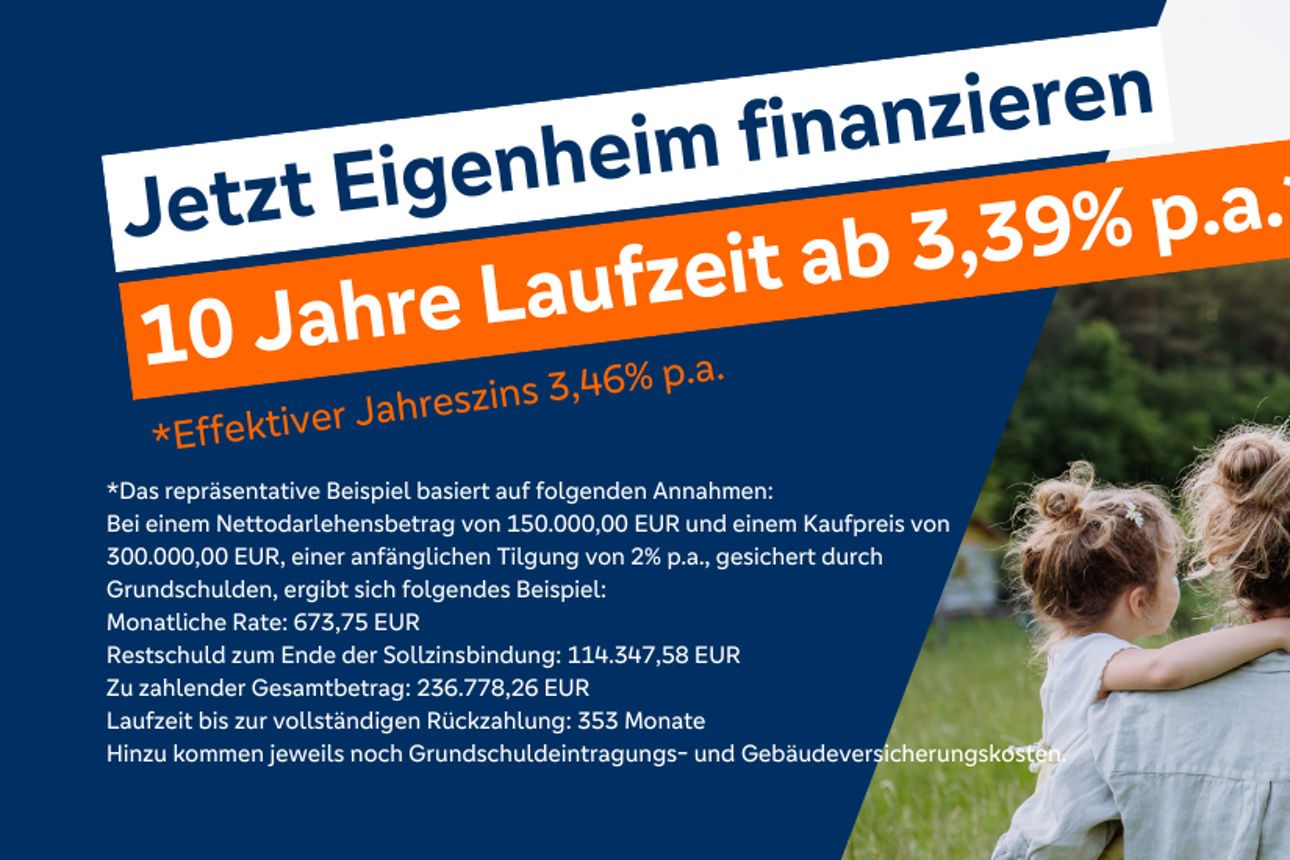 Familie steht vor dem Haus