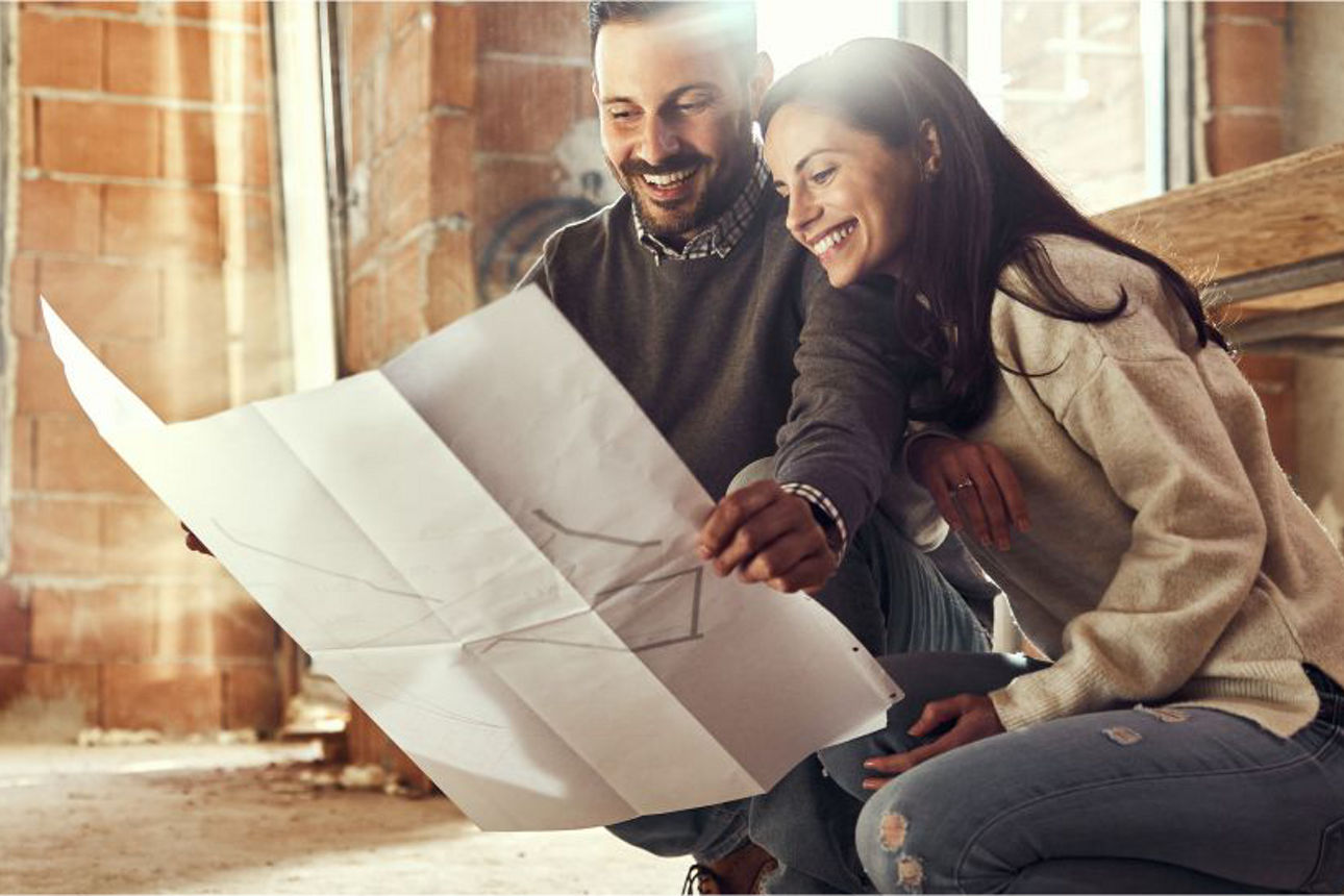 Frau und Mann mit einer Skizze zur Hausplanung