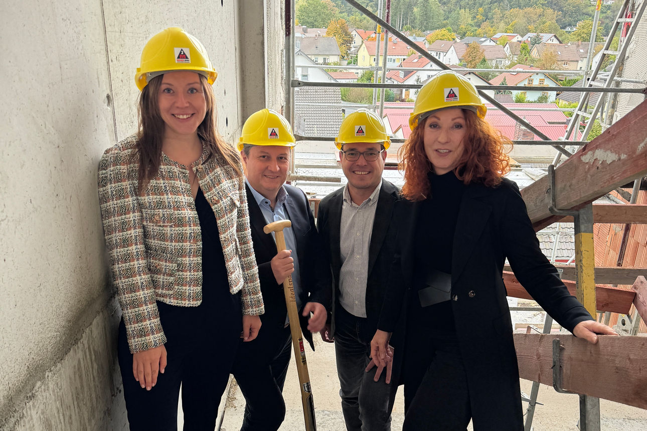 Bild mit 4 Mitarbeitenden der VR-Bank Vilshofen-Pocking eG aus der Abteilung Baufinanzierung auf Baustelle.