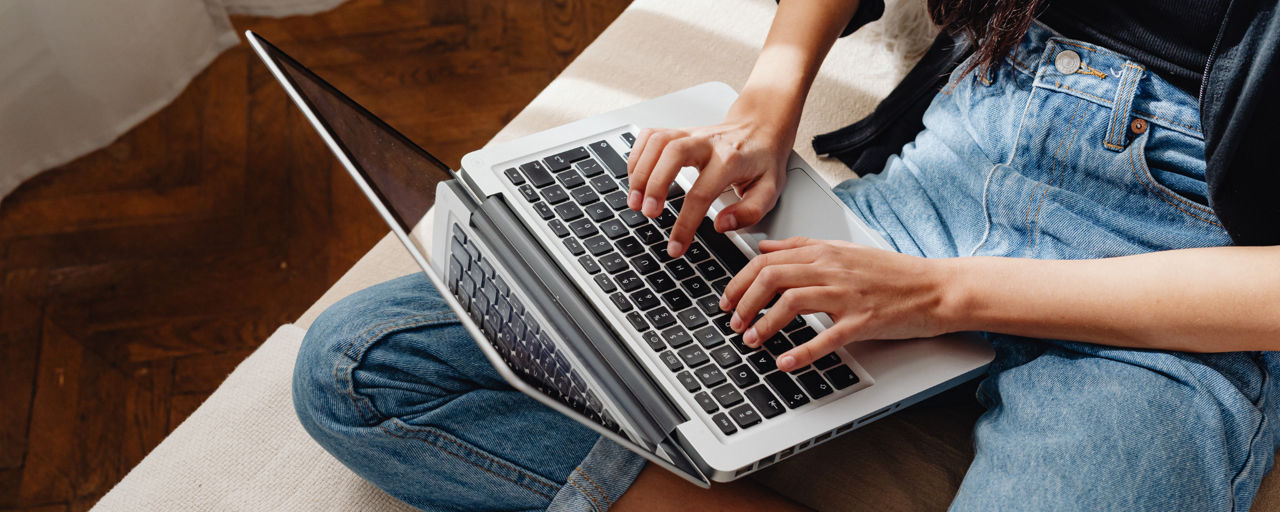 Junge Kundin informiert sich am Laptop