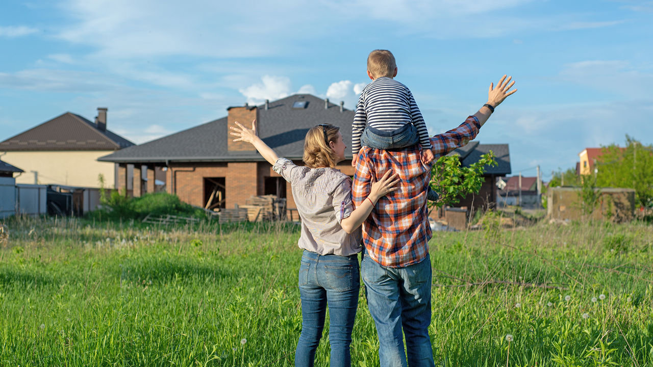 junge Familie vor ihrem neuen Haus