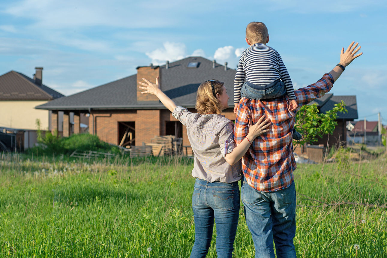 junge Familie vor ihrem neuen Haus