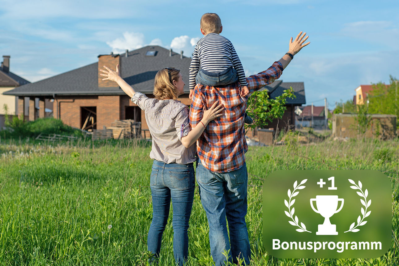 junge Familie vor ihrem neuen Haus