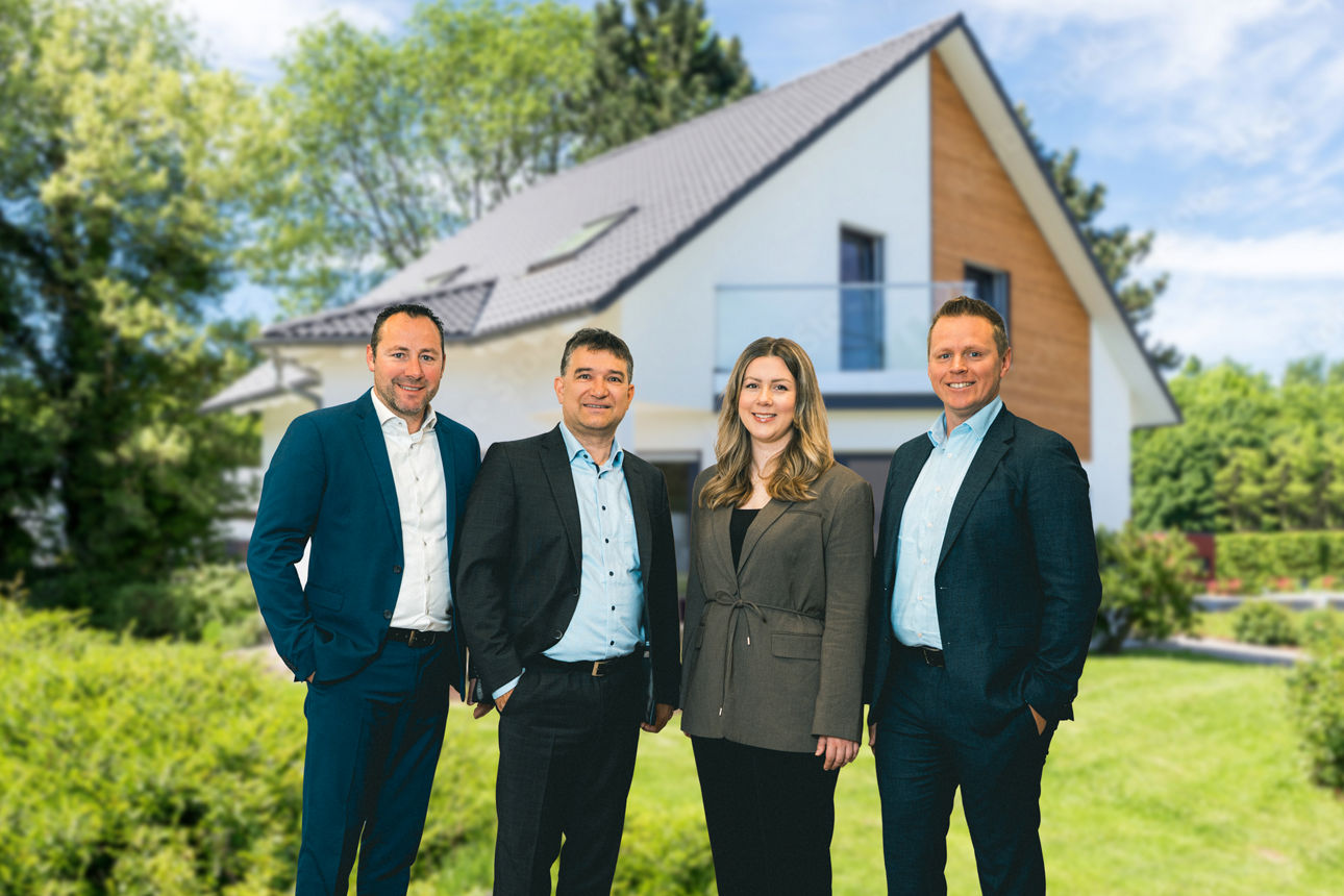 Baufinazierungsteam der Volksbank Neckartal vor einem Haus