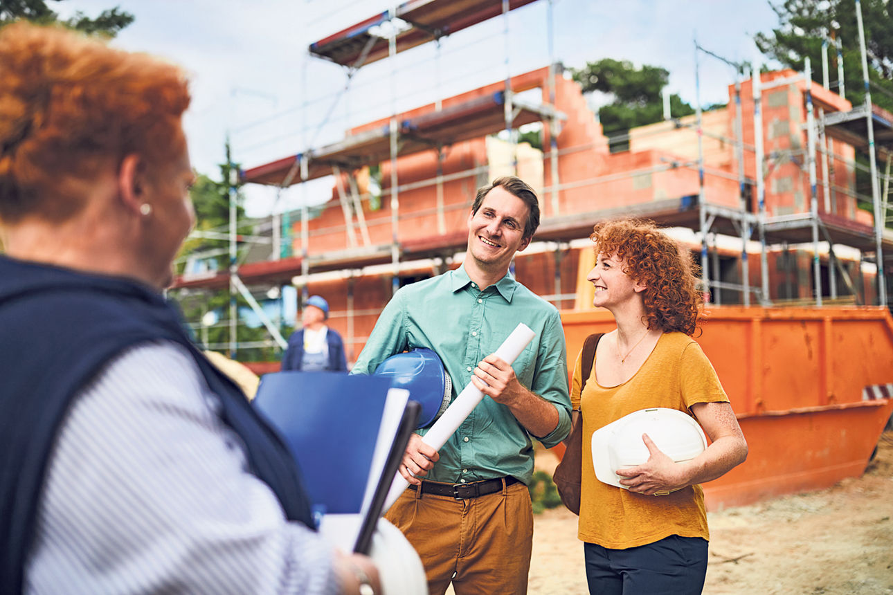Ehepaar besucht die Baustelle ihres Hauses