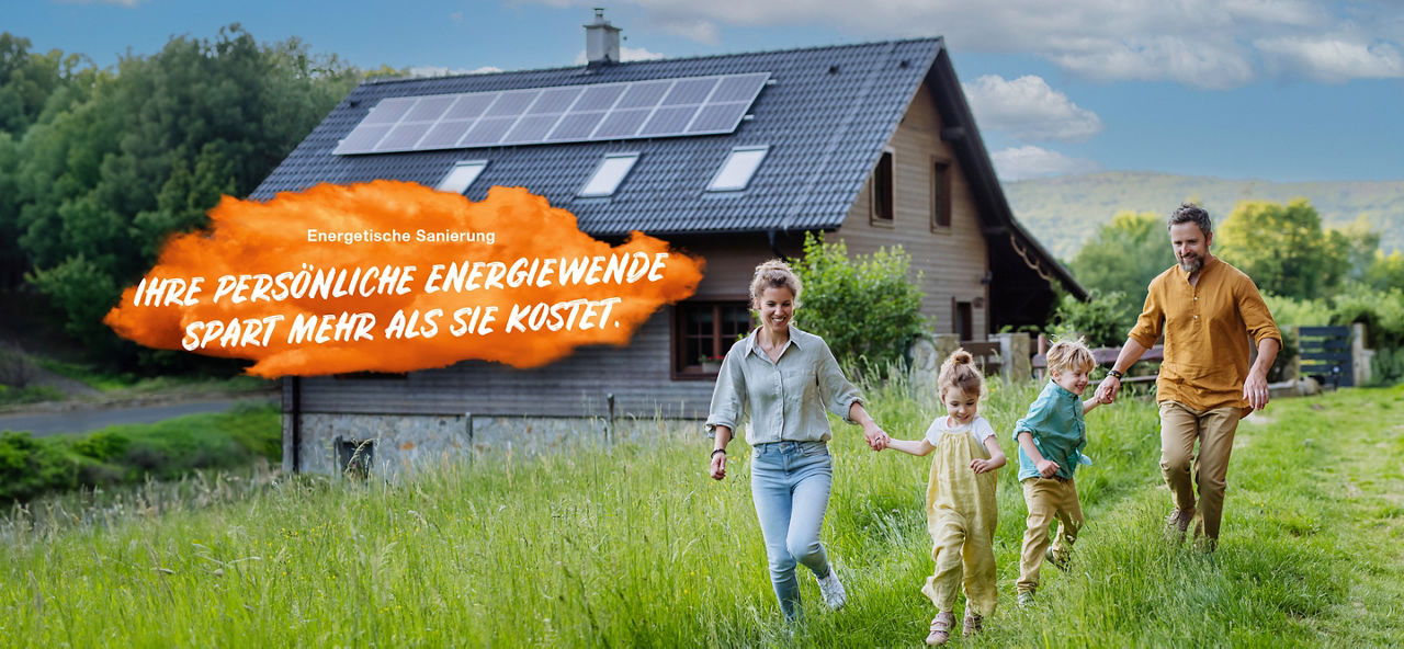 Mutter, Vater, Tochter und Sohn laufen zusammen auf einer Wiese neben einem Haus. Links im Bild steht auf einer orangenen Fläche "Energetische Sanierung: Ihre persönliche Energiewende spart mehr als sie kostet."