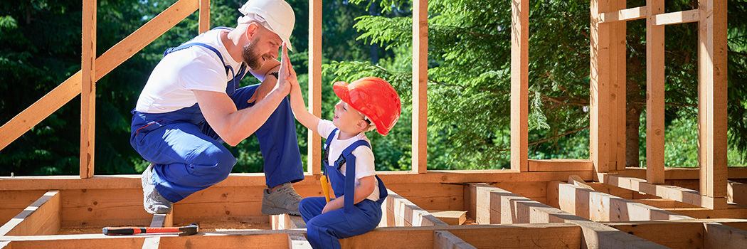 Vater und Sohn bauen ein Haus