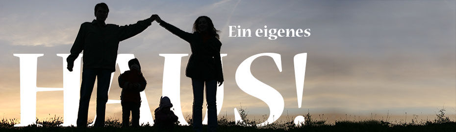 Eine vierköpfige Familie vor einem wolkenverhangenen Himmel
