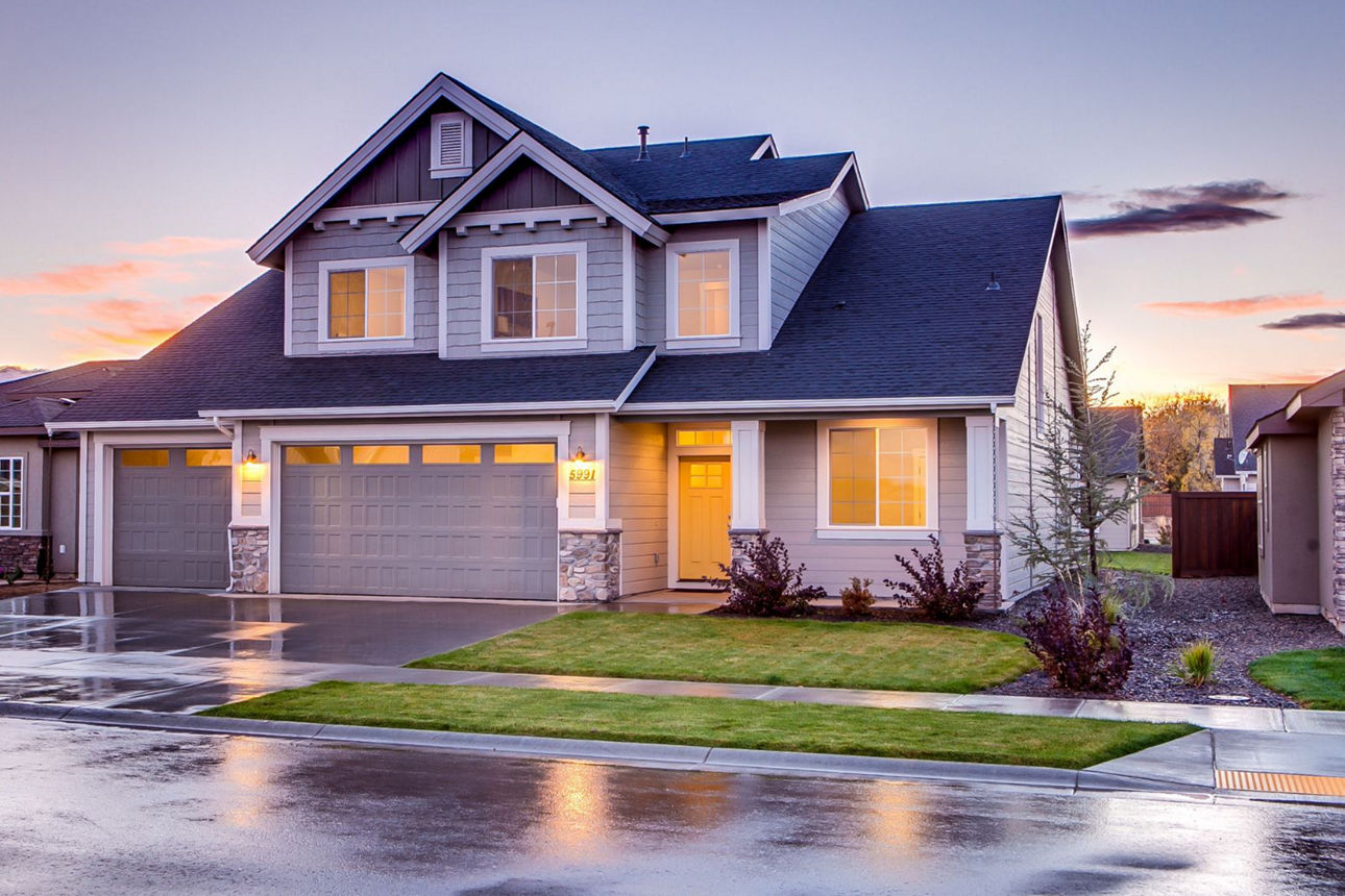Ein lichtdurchflutetes Haus in der Abendsonne