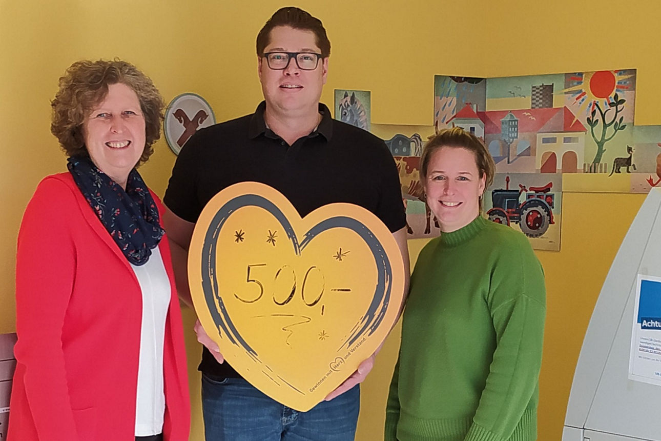 Thomas Baumgartner mit Beraterin Elisabeth Lemmermeier (links) und Angelika Götze (rechts)