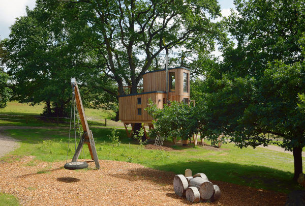 Baumhaus mit Spielgeräten