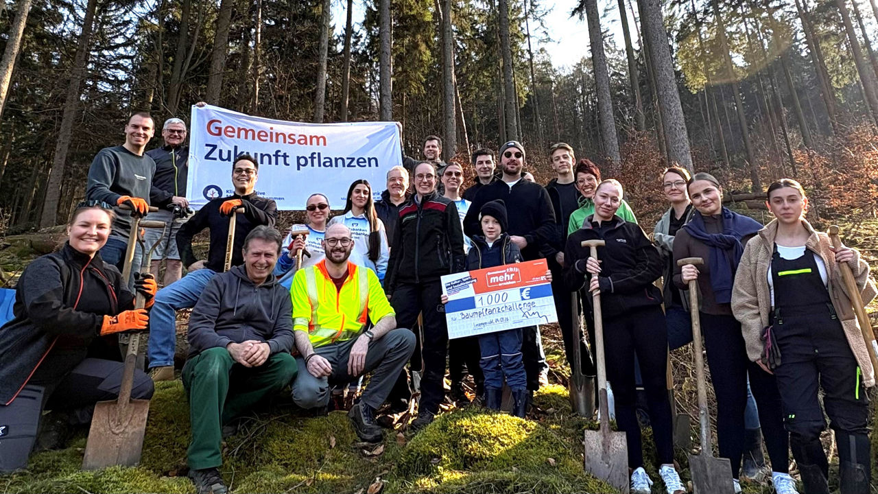 Das Bild zeigt die Mitarbeiter der VR Bank Main-Kinzig-Büdingen bei der Baumpflanzaktion in Linsengericht