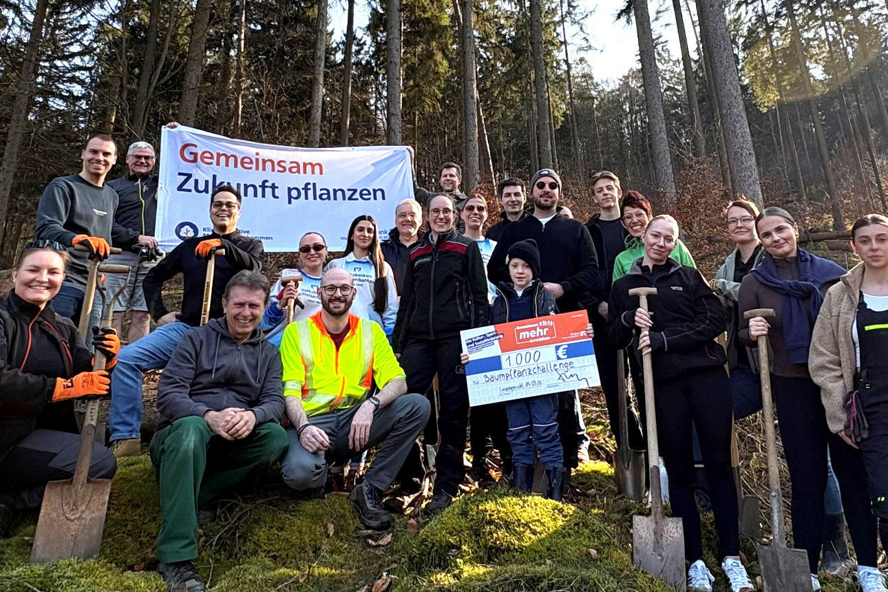 Das Bild zeigt die Mitarbeiter der VR Bank Main-Kinzig-Büdingen bei der Baumpflanzaktion in Linsengericht