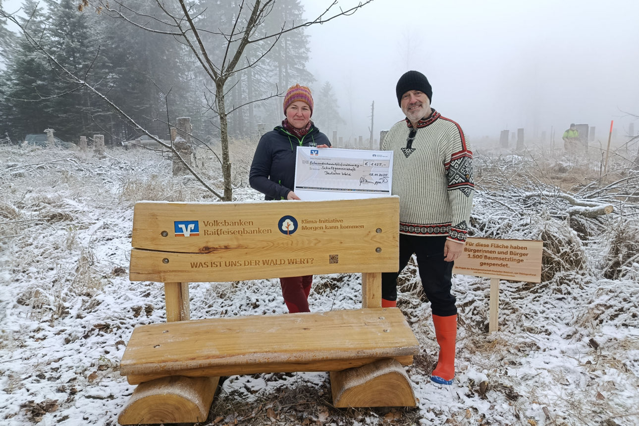 Vorstand Peter Neuhaus übergibt Spende im winterlichen Thüringer Wald