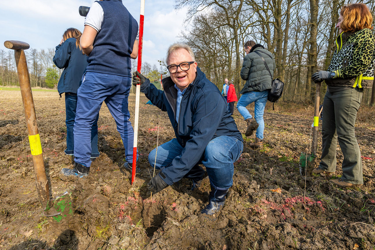 Markus Dünnebacke pflanzt einen Baum