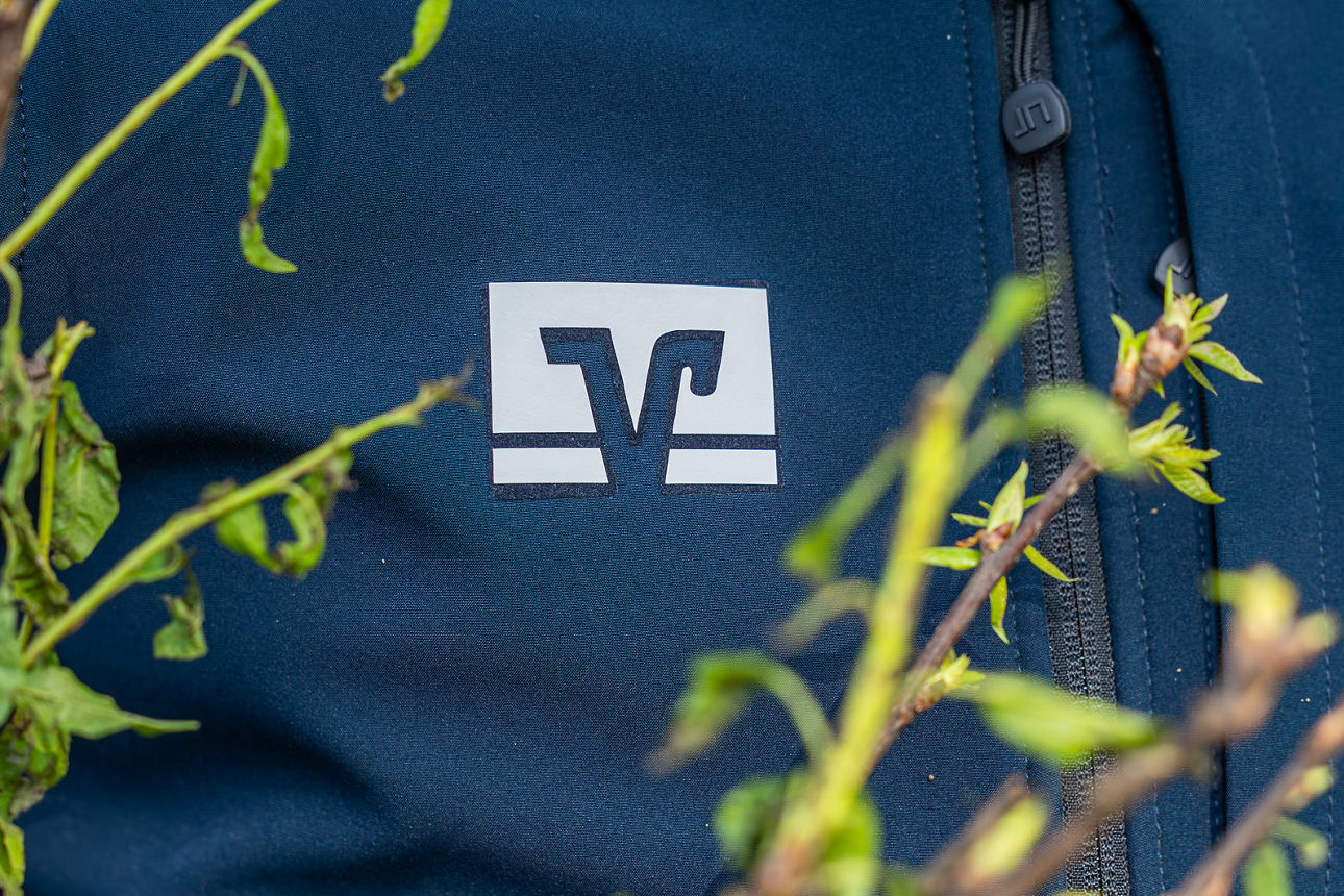 Volksbank Regenjacke durch die Blume fotografiert