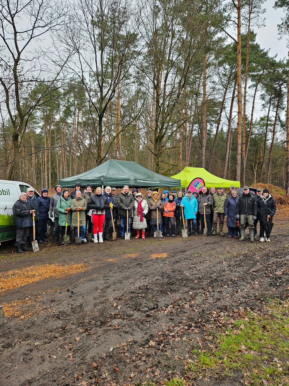 Engagiert und motiviert: Rund 40 Teilnehmerinnen und Teilnehmer trotzen dem Regen