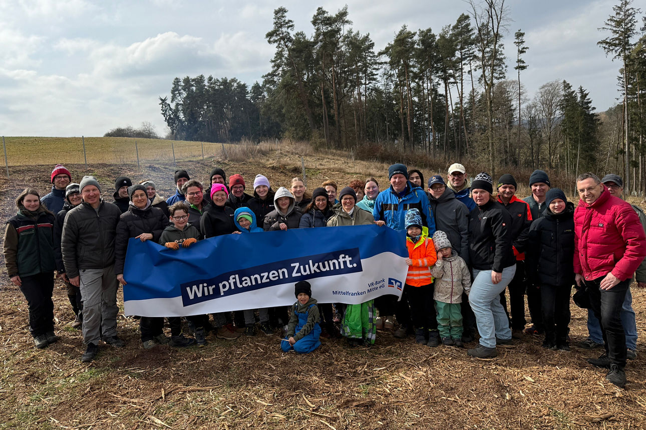 Team der VR-Bank bei Baumnpflanzaktion